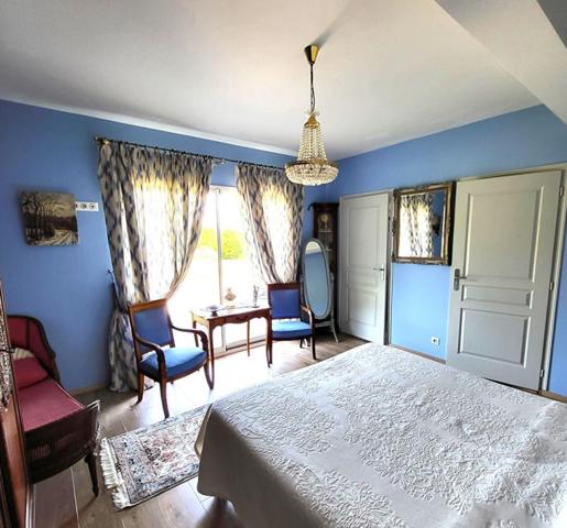 Vente en nue-propriété avec réserve d'usufruit au profit d'une Femme de 84 ans, Propriété, Sylvains-les-Moulins (27240), maison 178 m², maison 80 m², 2 appartements T2 39 m² et 40 m², sous-sol, dépendance, petit étang, terrain clos de 3 5040 m². Prix HAI