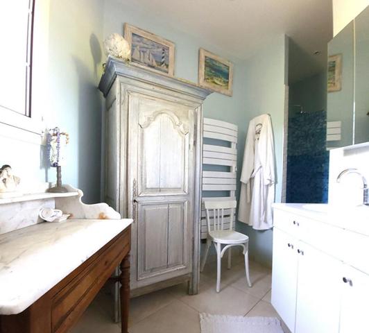 Vente en nue-propriété avec réserve d'usufruit au profit d'une Femme de 84 ans, Propriété, Sylvains-les-Moulins (27240), maison 178 m², maison 80 m², 2 appartements T2 39 m² et 40 m², sous-sol, dépendance, petit étang, terrain clos de 3 5040 m². Prix HAI