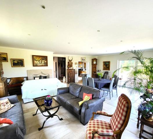 Vente en nue-propriété avec réserve d'usufruit au profit d'une Femme de 84 ans, Propriété, Sylvains-les-Moulins (27240), maison 178 m², maison 80 m², 2 appartements T2 39 m² et 40 m², sous-sol, dépendance, petit étang, terrain clos de 3 5040 m². Prix HAI