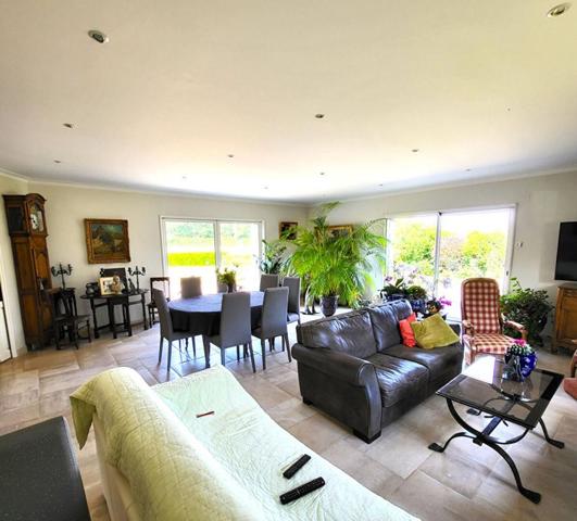 Vente en nue-propriété avec réserve d'usufruit au profit d'une Femme de 84 ans, Propriété, Sylvains-les-Moulins (27240), maison 178 m², maison 80 m², 2 appartements T2 39 m² et 40 m², sous-sol, dépendance, petit étang, terrain clos de 3 5040 m². Prix HAI