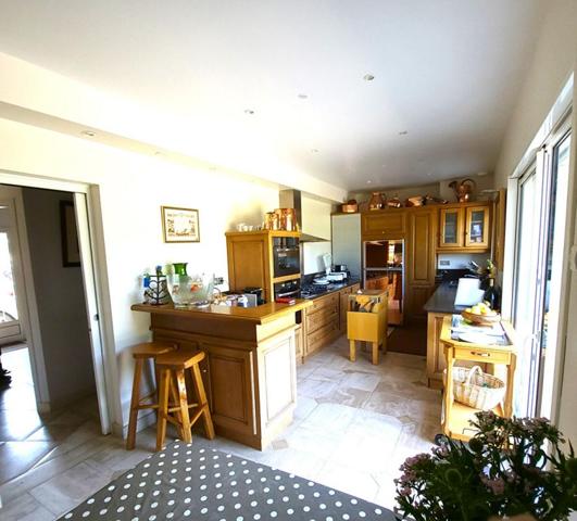 Vente en nue-propriété avec réserve d'usufruit au profit d'une Femme de 84 ans, Propriété, Sylvains-les-Moulins (27240), maison 178 m², maison 80 m², 2 appartements T2 39 m² et 40 m², sous-sol, dépendance, petit étang, terrain clos de 3 5040 m². Prix HAI