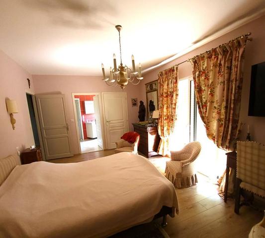 Vente en nue-propriété avec réserve d'usufruit au profit d'une Femme de 84 ans, Propriété, Sylvains-les-Moulins (27240), maison 178 m², maison 80 m², 2 appartements T2 39 m² et 40 m², sous-sol, dépendance, petit étang, terrain clos de 3 5040 m². Prix HAI