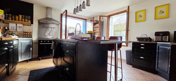 Maison avec mode de vie plain pied dans un environnement calme à 10 min de la gare RER C d' Etampes et TER dircect Paris Austerlits en 30 minutes.