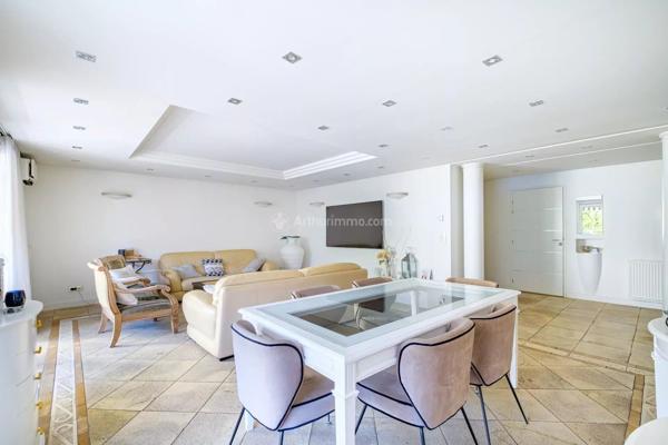Vente                                                      Appartement
                        
                     6 pièces                      136 m2                     à Villeurbanne