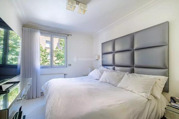 Vente                                                      Appartement
                        
                     6 pièces                      136 m2                     à Villeurbanne