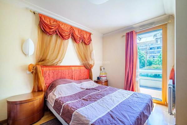 Vente                                                      Appartement
                        
                     6 pièces                      136 m2                     à Villeurbanne