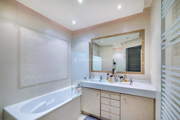 Vente                                                      Appartement
                        
                     6 pièces                      136 m2                     à Villeurbanne