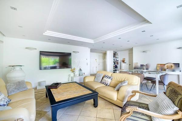 Vente                                                      Appartement
                        
                     6 pièces                      136 m2                     à Villeurbanne
