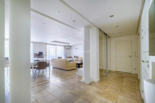 Vente                                                      Appartement
                        
                     6 pièces                      136 m2                     à Villeurbanne