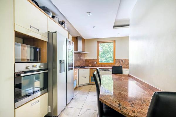 Vente                                                      Appartement
                        
                     6 pièces                      136 m2                     à Villeurbanne