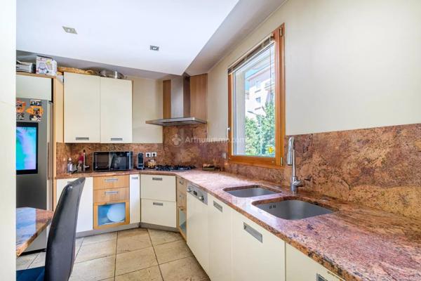 Vente                                                      Appartement
                        
                     6 pièces                      136 m2                     à Villeurbanne
