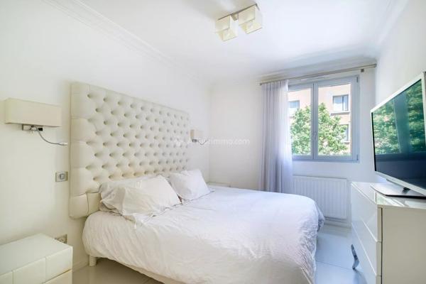 Vente                                                      Appartement
                        
                     6 pièces                      136 m2                     à Villeurbanne