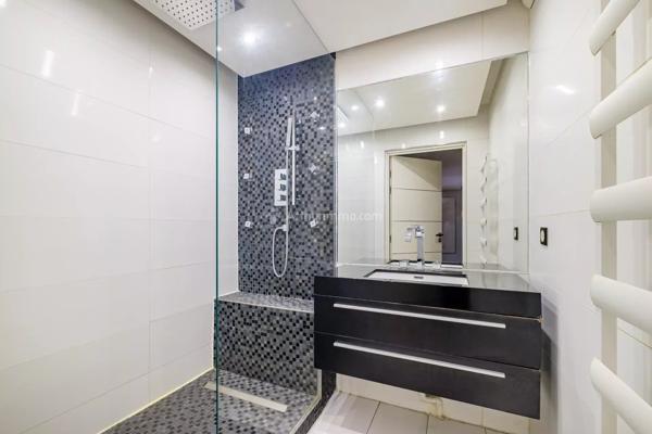 Vente                                                      Appartement
                        
                     6 pièces                      136 m2                     à Villeurbanne