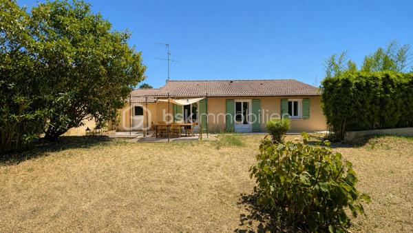 Ce bien n'est plus disponible. Vous avez un projet de vente sur le secteur ? Contactez-moi pour échanger sur votre projet.

EXCLUSIVITÉ – MONTÉLIMAR – PLAIN-PIED RÉNOVÉ – TOUT À PIED – CALME ET SANS VIS-À-VIS

Vous recherchez une maison confortable, facile à vivre et parfaitement située pour profiter de Montélimar sans dépendre de la voiture ?

Découvrez cette villa de plain-pied d’environ 90 m² habitables, rénovée en 2025, bénéficiant d’un emplacement privilégié : commerces et commodités accessibles à pied, quartier résidentiel très calme et sans vis-à-vis.

La maison se compose d’une entrée fonctionnelle, d’une cuisine équipée de 12,85 m² et d’un agréable séjour de 27,20 m² ouvrant directement sur une terrasse avec pergola.

L’espace nuit offre trois chambres, une salle d’eau aménagée et un WC indépendant.

Côté pratique, la propriété dispose d’un grand garage de 28,40 m², d’un stationnement privatif ainsi que de possibilités de stationnement à proximité.

L’ensemble est implanté sur un terrain aménagé d’environ 500 m² avec chalet de jardin, offrant un extérieur agréable tout en restant facile à entretenir.

Rénovée récemment et classée DPE B, cette maison conjugue confort, performance énergétique et simplicité au quotidien.

Un bien clé en main particulièrement adapté à ceux qui recherchent du plain-pied, du calme, un extérieur sans contraintes importantes et toutes les commodités accessibles à pied.

DPE : B

Prix : 285 000 € HAI
Informations et visites : L’Immo by Céline PASCAL au 06.63.10.02.35