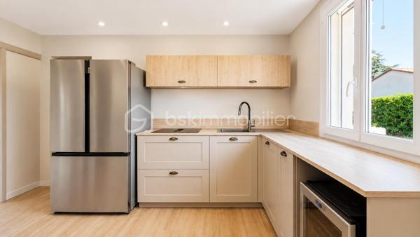 Ce bien n'est plus disponible. Vous avez un projet de vente sur le secteur ? Contactez-moi pour échanger sur votre projet.

EXCLUSIVITÉ – MONTÉLIMAR – PLAIN-PIED RÉNOVÉ – TOUT À PIED – CALME ET SANS VIS-À-VIS

Vous recherchez une maison confortable, facile à vivre et parfaitement située pour profiter de Montélimar sans dépendre de la voiture ?

Découvrez cette villa de plain-pied d’environ 90 m² habitables, rénovée en 2025, bénéficiant d’un emplacement privilégié : commerces et commodités accessibles à pied, quartier résidentiel très calme et sans vis-à-vis.

La maison se compose d’une entrée fonctionnelle, d’une cuisine équipée de 12,85 m² et d’un agréable séjour de 27,20 m² ouvrant directement sur une terrasse avec pergola.

L’espace nuit offre trois chambres, une salle d’eau aménagée et un WC indépendant.

Côté pratique, la propriété dispose d’un grand garage de 28,40 m², d’un stationnement privatif ainsi que de possibilités de stationnement à proximité.

L’ensemble est implanté sur un terrain aménagé d’environ 500 m² avec chalet de jardin, offrant un extérieur agréable tout en restant facile à entretenir.

Rénovée récemment et classée DPE B, cette maison conjugue confort, performance énergétique et simplicité au quotidien.

Un bien clé en main particulièrement adapté à ceux qui recherchent du plain-pied, du calme, un extérieur sans contraintes importantes et toutes les commodités accessibles à pied.

DPE : B

Prix : 285 000 € HAI
Informations et visites : L’Immo by Céline PASCAL au 06.63.10.02.35