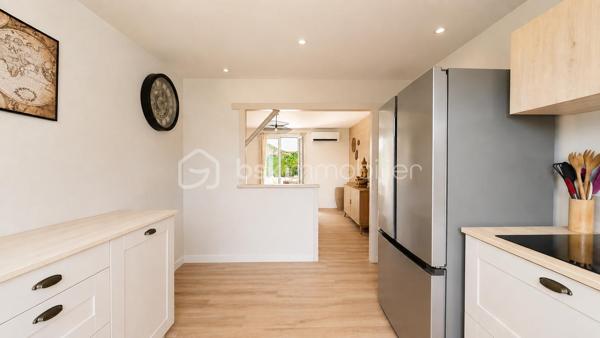 Ce bien n'est plus disponible. Vous avez un projet de vente sur le secteur ? Contactez-moi pour échanger sur votre projet.

EXCLUSIVITÉ – MONTÉLIMAR – PLAIN-PIED RÉNOVÉ – TOUT À PIED – CALME ET SANS VIS-À-VIS

Vous recherchez une maison confortable, facile à vivre et parfaitement située pour profiter de Montélimar sans dépendre de la voiture ?

Découvrez cette villa de plain-pied d’environ 90 m² habitables, rénovée en 2025, bénéficiant d’un emplacement privilégié : commerces et commodités accessibles à pied, quartier résidentiel très calme et sans vis-à-vis.

La maison se compose d’une entrée fonctionnelle, d’une cuisine équipée de 12,85 m² et d’un agréable séjour de 27,20 m² ouvrant directement sur une terrasse avec pergola.

L’espace nuit offre trois chambres, une salle d’eau aménagée et un WC indépendant.

Côté pratique, la propriété dispose d’un grand garage de 28,40 m², d’un stationnement privatif ainsi que de possibilités de stationnement à proximité.

L’ensemble est implanté sur un terrain aménagé d’environ 500 m² avec chalet de jardin, offrant un extérieur agréable tout en restant facile à entretenir.

Rénovée récemment et classée DPE B, cette maison conjugue confort, performance énergétique et simplicité au quotidien.

Un bien clé en main particulièrement adapté à ceux qui recherchent du plain-pied, du calme, un extérieur sans contraintes importantes et toutes les commodités accessibles à pied.

DPE : B

Prix : 285 000 € HAI
Informations et visites : L’Immo by Céline PASCAL au 06.63.10.02.35