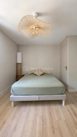 Ce bien n'est plus disponible. Vous avez un projet de vente sur le secteur ? Contactez-moi pour échanger sur votre projet.

EXCLUSIVITÉ – MONTÉLIMAR – PLAIN-PIED RÉNOVÉ – TOUT À PIED – CALME ET SANS VIS-À-VIS

Vous recherchez une maison confortable, facile à vivre et parfaitement située pour profiter de Montélimar sans dépendre de la voiture ?

Découvrez cette villa de plain-pied d’environ 90 m² habitables, rénovée en 2025, bénéficiant d’un emplacement privilégié : commerces et commodités accessibles à pied, quartier résidentiel très calme et sans vis-à-vis.

La maison se compose d’une entrée fonctionnelle, d’une cuisine équipée de 12,85 m² et d’un agréable séjour de 27,20 m² ouvrant directement sur une terrasse avec pergola.

L’espace nuit offre trois chambres, une salle d’eau aménagée et un WC indépendant.

Côté pratique, la propriété dispose d’un grand garage de 28,40 m², d’un stationnement privatif ainsi que de possibilités de stationnement à proximité.

L’ensemble est implanté sur un terrain aménagé d’environ 500 m² avec chalet de jardin, offrant un extérieur agréable tout en restant facile à entretenir.

Rénovée récemment et classée DPE B, cette maison conjugue confort, performance énergétique et simplicité au quotidien.

Un bien clé en main particulièrement adapté à ceux qui recherchent du plain-pied, du calme, un extérieur sans contraintes importantes et toutes les commodités accessibles à pied.

DPE : B

Prix : 285 000 € HAI
Informations et visites : L’Immo by Céline PASCAL au 06.63.10.02.35