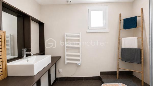 Ce bien n'est plus disponible. Vous avez un projet de vente sur le secteur ? Contactez-moi pour échanger sur votre projet.

EXCLUSIVITÉ – MONTÉLIMAR – PLAIN-PIED RÉNOVÉ – TOUT À PIED – CALME ET SANS VIS-À-VIS

Vous recherchez une maison confortable, facile à vivre et parfaitement située pour profiter de Montélimar sans dépendre de la voiture ?

Découvrez cette villa de plain-pied d’environ 90 m² habitables, rénovée en 2025, bénéficiant d’un emplacement privilégié : commerces et commodités accessibles à pied, quartier résidentiel très calme et sans vis-à-vis.

La maison se compose d’une entrée fonctionnelle, d’une cuisine équipée de 12,85 m² et d’un agréable séjour de 27,20 m² ouvrant directement sur une terrasse avec pergola.

L’espace nuit offre trois chambres, une salle d’eau aménagée et un WC indépendant.

Côté pratique, la propriété dispose d’un grand garage de 28,40 m², d’un stationnement privatif ainsi que de possibilités de stationnement à proximité.

L’ensemble est implanté sur un terrain aménagé d’environ 500 m² avec chalet de jardin, offrant un extérieur agréable tout en restant facile à entretenir.

Rénovée récemment et classée DPE B, cette maison conjugue confort, performance énergétique et simplicité au quotidien.

Un bien clé en main particulièrement adapté à ceux qui recherchent du plain-pied, du calme, un extérieur sans contraintes importantes et toutes les commodités accessibles à pied.

DPE : B

Prix : 285 000 € HAI
Informations et visites : L’Immo by Céline PASCAL au 06.63.10.02.35
