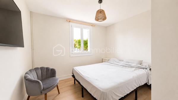 Ce bien n'est plus disponible. Vous avez un projet de vente sur le secteur ? Contactez-moi pour échanger sur votre projet.

EXCLUSIVITÉ – MONTÉLIMAR – PLAIN-PIED RÉNOVÉ – TOUT À PIED – CALME ET SANS VIS-À-VIS

Vous recherchez une maison confortable, facile à vivre et parfaitement située pour profiter de Montélimar sans dépendre de la voiture ?

Découvrez cette villa de plain-pied d’environ 90 m² habitables, rénovée en 2025, bénéficiant d’un emplacement privilégié : commerces et commodités accessibles à pied, quartier résidentiel très calme et sans vis-à-vis.

La maison se compose d’une entrée fonctionnelle, d’une cuisine équipée de 12,85 m² et d’un agréable séjour de 27,20 m² ouvrant directement sur une terrasse avec pergola.

L’espace nuit offre trois chambres, une salle d’eau aménagée et un WC indépendant.

Côté pratique, la propriété dispose d’un grand garage de 28,40 m², d’un stationnement privatif ainsi que de possibilités de stationnement à proximité.

L’ensemble est implanté sur un terrain aménagé d’environ 500 m² avec chalet de jardin, offrant un extérieur agréable tout en restant facile à entretenir.

Rénovée récemment et classée DPE B, cette maison conjugue confort, performance énergétique et simplicité au quotidien.

Un bien clé en main particulièrement adapté à ceux qui recherchent du plain-pied, du calme, un extérieur sans contraintes importantes et toutes les commodités accessibles à pied.

DPE : B

Prix : 285 000 € HAI
Informations et visites : L’Immo by Céline PASCAL au 06.63.10.02.35