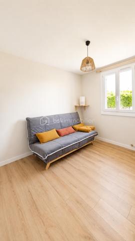 Ce bien n'est plus disponible. Vous avez un projet de vente sur le secteur ? Contactez-moi pour échanger sur votre projet.

EXCLUSIVITÉ – MONTÉLIMAR – PLAIN-PIED RÉNOVÉ – TOUT À PIED – CALME ET SANS VIS-À-VIS

Vous recherchez une maison confortable, facile à vivre et parfaitement située pour profiter de Montélimar sans dépendre de la voiture ?

Découvrez cette villa de plain-pied d’environ 90 m² habitables, rénovée en 2025, bénéficiant d’un emplacement privilégié : commerces et commodités accessibles à pied, quartier résidentiel très calme et sans vis-à-vis.

La maison se compose d’une entrée fonctionnelle, d’une cuisine équipée de 12,85 m² et d’un agréable séjour de 27,20 m² ouvrant directement sur une terrasse avec pergola.

L’espace nuit offre trois chambres, une salle d’eau aménagée et un WC indépendant.

Côté pratique, la propriété dispose d’un grand garage de 28,40 m², d’un stationnement privatif ainsi que de possibilités de stationnement à proximité.

L’ensemble est implanté sur un terrain aménagé d’environ 500 m² avec chalet de jardin, offrant un extérieur agréable tout en restant facile à entretenir.

Rénovée récemment et classée DPE B, cette maison conjugue confort, performance énergétique et simplicité au quotidien.

Un bien clé en main particulièrement adapté à ceux qui recherchent du plain-pied, du calme, un extérieur sans contraintes importantes et toutes les commodités accessibles à pied.

DPE : B

Prix : 285 000 € HAI
Informations et visites : L’Immo by Céline PASCAL au 06.63.10.02.35