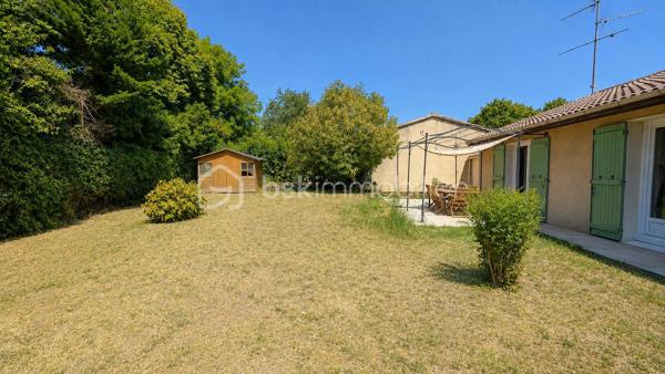 Ce bien n'est plus disponible. Vous avez un projet de vente sur le secteur ? Contactez-moi pour échanger sur votre projet.

EXCLUSIVITÉ – MONTÉLIMAR – PLAIN-PIED RÉNOVÉ – TOUT À PIED – CALME ET SANS VIS-À-VIS

Vous recherchez une maison confortable, facile à vivre et parfaitement située pour profiter de Montélimar sans dépendre de la voiture ?

Découvrez cette villa de plain-pied d’environ 90 m² habitables, rénovée en 2025, bénéficiant d’un emplacement privilégié : commerces et commodités accessibles à pied, quartier résidentiel très calme et sans vis-à-vis.

La maison se compose d’une entrée fonctionnelle, d’une cuisine équipée de 12,85 m² et d’un agréable séjour de 27,20 m² ouvrant directement sur une terrasse avec pergola.

L’espace nuit offre trois chambres, une salle d’eau aménagée et un WC indépendant.

Côté pratique, la propriété dispose d’un grand garage de 28,40 m², d’un stationnement privatif ainsi que de possibilités de stationnement à proximité.

L’ensemble est implanté sur un terrain aménagé d’environ 500 m² avec chalet de jardin, offrant un extérieur agréable tout en restant facile à entretenir.

Rénovée récemment et classée DPE B, cette maison conjugue confort, performance énergétique et simplicité au quotidien.

Un bien clé en main particulièrement adapté à ceux qui recherchent du plain-pied, du calme, un extérieur sans contraintes importantes et toutes les commodités accessibles à pied.

DPE : B

Prix : 285 000 € HAI
Informations et visites : L’Immo by Céline PASCAL au 06.63.10.02.35