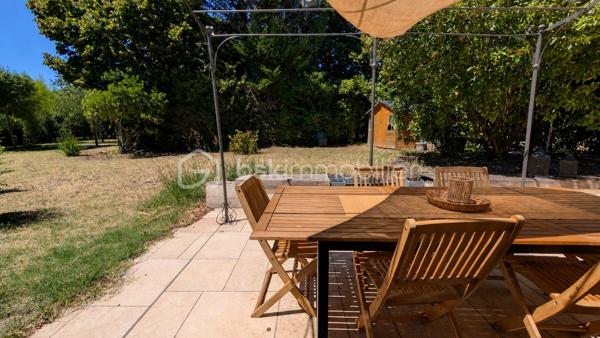Ce bien n'est plus disponible. Vous avez un projet de vente sur le secteur ? Contactez-moi pour échanger sur votre projet.

EXCLUSIVITÉ – MONTÉLIMAR – PLAIN-PIED RÉNOVÉ – TOUT À PIED – CALME ET SANS VIS-À-VIS

Vous recherchez une maison confortable, facile à vivre et parfaitement située pour profiter de Montélimar sans dépendre de la voiture ?

Découvrez cette villa de plain-pied d’environ 90 m² habitables, rénovée en 2025, bénéficiant d’un emplacement privilégié : commerces et commodités accessibles à pied, quartier résidentiel très calme et sans vis-à-vis.

La maison se compose d’une entrée fonctionnelle, d’une cuisine équipée de 12,85 m² et d’un agréable séjour de 27,20 m² ouvrant directement sur une terrasse avec pergola.

L’espace nuit offre trois chambres, une salle d’eau aménagée et un WC indépendant.

Côté pratique, la propriété dispose d’un grand garage de 28,40 m², d’un stationnement privatif ainsi que de possibilités de stationnement à proximité.

L’ensemble est implanté sur un terrain aménagé d’environ 500 m² avec chalet de jardin, offrant un extérieur agréable tout en restant facile à entretenir.

Rénovée récemment et classée DPE B, cette maison conjugue confort, performance énergétique et simplicité au quotidien.

Un bien clé en main particulièrement adapté à ceux qui recherchent du plain-pied, du calme, un extérieur sans contraintes importantes et toutes les commodités accessibles à pied.

DPE : B

Prix : 285 000 € HAI
Informations et visites : L’Immo by Céline PASCAL au 06.63.10.02.35