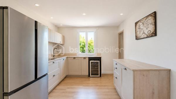 Ce bien n'est plus disponible. Vous avez un projet de vente sur le secteur ? Contactez-moi pour échanger sur votre projet.

EXCLUSIVITÉ – MONTÉLIMAR – PLAIN-PIED RÉNOVÉ – TOUT À PIED – CALME ET SANS VIS-À-VIS

Vous recherchez une maison confortable, facile à vivre et parfaitement située pour profiter de Montélimar sans dépendre de la voiture ?

Découvrez cette villa de plain-pied d’environ 90 m² habitables, rénovée en 2025, bénéficiant d’un emplacement privilégié : commerces et commodités accessibles à pied, quartier résidentiel très calme et sans vis-à-vis.

La maison se compose d’une entrée fonctionnelle, d’une cuisine équipée de 12,85 m² et d’un agréable séjour de 27,20 m² ouvrant directement sur une terrasse avec pergola.

L’espace nuit offre trois chambres, une salle d’eau aménagée et un WC indépendant.

Côté pratique, la propriété dispose d’un grand garage de 28,40 m², d’un stationnement privatif ainsi que de possibilités de stationnement à proximité.

L’ensemble est implanté sur un terrain aménagé d’environ 500 m² avec chalet de jardin, offrant un extérieur agréable tout en restant facile à entretenir.

Rénovée récemment et classée DPE B, cette maison conjugue confort, performance énergétique et simplicité au quotidien.

Un bien clé en main particulièrement adapté à ceux qui recherchent du plain-pied, du calme, un extérieur sans contraintes importantes et toutes les commodités accessibles à pied.

DPE : B

Prix : 285 000 € HAI
Informations et visites : L’Immo by Céline PASCAL au 06.63.10.02.35