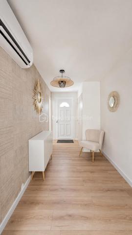 Ce bien n'est plus disponible. Vous avez un projet de vente sur le secteur ? Contactez-moi pour échanger sur votre projet.

EXCLUSIVITÉ – MONTÉLIMAR – PLAIN-PIED RÉNOVÉ – TOUT À PIED – CALME ET SANS VIS-À-VIS

Vous recherchez une maison confortable, facile à vivre et parfaitement située pour profiter de Montélimar sans dépendre de la voiture ?

Découvrez cette villa de plain-pied d’environ 90 m² habitables, rénovée en 2025, bénéficiant d’un emplacement privilégié : commerces et commodités accessibles à pied, quartier résidentiel très calme et sans vis-à-vis.

La maison se compose d’une entrée fonctionnelle, d’une cuisine équipée de 12,85 m² et d’un agréable séjour de 27,20 m² ouvrant directement sur une terrasse avec pergola.

L’espace nuit offre trois chambres, une salle d’eau aménagée et un WC indépendant.

Côté pratique, la propriété dispose d’un grand garage de 28,40 m², d’un stationnement privatif ainsi que de possibilités de stationnement à proximité.

L’ensemble est implanté sur un terrain aménagé d’environ 500 m² avec chalet de jardin, offrant un extérieur agréable tout en restant facile à entretenir.

Rénovée récemment et classée DPE B, cette maison conjugue confort, performance énergétique et simplicité au quotidien.

Un bien clé en main particulièrement adapté à ceux qui recherchent du plain-pied, du calme, un extérieur sans contraintes importantes et toutes les commodités accessibles à pied.

DPE : B

Prix : 285 000 € HAI
Informations et visites : L’Immo by Céline PASCAL au 06.63.10.02.35