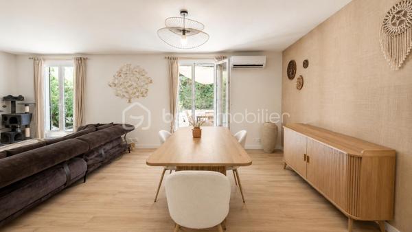 Ce bien n'est plus disponible. Vous avez un projet de vente sur le secteur ? Contactez-moi pour échanger sur votre projet.

EXCLUSIVITÉ – MONTÉLIMAR – PLAIN-PIED RÉNOVÉ – TOUT À PIED – CALME ET SANS VIS-À-VIS

Vous recherchez une maison confortable, facile à vivre et parfaitement située pour profiter de Montélimar sans dépendre de la voiture ?

Découvrez cette villa de plain-pied d’environ 90 m² habitables, rénovée en 2025, bénéficiant d’un emplacement privilégié : commerces et commodités accessibles à pied, quartier résidentiel très calme et sans vis-à-vis.

La maison se compose d’une entrée fonctionnelle, d’une cuisine équipée de 12,85 m² et d’un agréable séjour de 27,20 m² ouvrant directement sur une terrasse avec pergola.

L’espace nuit offre trois chambres, une salle d’eau aménagée et un WC indépendant.

Côté pratique, la propriété dispose d’un grand garage de 28,40 m², d’un stationnement privatif ainsi que de possibilités de stationnement à proximité.

L’ensemble est implanté sur un terrain aménagé d’environ 500 m² avec chalet de jardin, offrant un extérieur agréable tout en restant facile à entretenir.

Rénovée récemment et classée DPE B, cette maison conjugue confort, performance énergétique et simplicité au quotidien.

Un bien clé en main particulièrement adapté à ceux qui recherchent du plain-pied, du calme, un extérieur sans contraintes importantes et toutes les commodités accessibles à pied.

DPE : B

Prix : 285 000 € HAI
Informations et visites : L’Immo by Céline PASCAL au 06.63.10.02.35