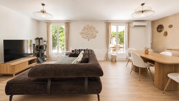 Ce bien n'est plus disponible. Vous avez un projet de vente sur le secteur ? Contactez-moi pour échanger sur votre projet.

EXCLUSIVITÉ – MONTÉLIMAR – PLAIN-PIED RÉNOVÉ – TOUT À PIED – CALME ET SANS VIS-À-VIS

Vous recherchez une maison confortable, facile à vivre et parfaitement située pour profiter de Montélimar sans dépendre de la voiture ?

Découvrez cette villa de plain-pied d’environ 90 m² habitables, rénovée en 2025, bénéficiant d’un emplacement privilégié : commerces et commodités accessibles à pied, quartier résidentiel très calme et sans vis-à-vis.

La maison se compose d’une entrée fonctionnelle, d’une cuisine équipée de 12,85 m² et d’un agréable séjour de 27,20 m² ouvrant directement sur une terrasse avec pergola.

L’espace nuit offre trois chambres, une salle d’eau aménagée et un WC indépendant.

Côté pratique, la propriété dispose d’un grand garage de 28,40 m², d’un stationnement privatif ainsi que de possibilités de stationnement à proximité.

L’ensemble est implanté sur un terrain aménagé d’environ 500 m² avec chalet de jardin, offrant un extérieur agréable tout en restant facile à entretenir.

Rénovée récemment et classée DPE B, cette maison conjugue confort, performance énergétique et simplicité au quotidien.

Un bien clé en main particulièrement adapté à ceux qui recherchent du plain-pied, du calme, un extérieur sans contraintes importantes et toutes les commodités accessibles à pied.

DPE : B

Prix : 285 000 € HAI
Informations et visites : L’Immo by Céline PASCAL au 06.63.10.02.35