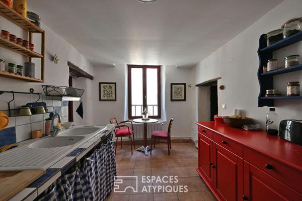 Maison de village de caractère avec terrasses, jardin et caves voûtées