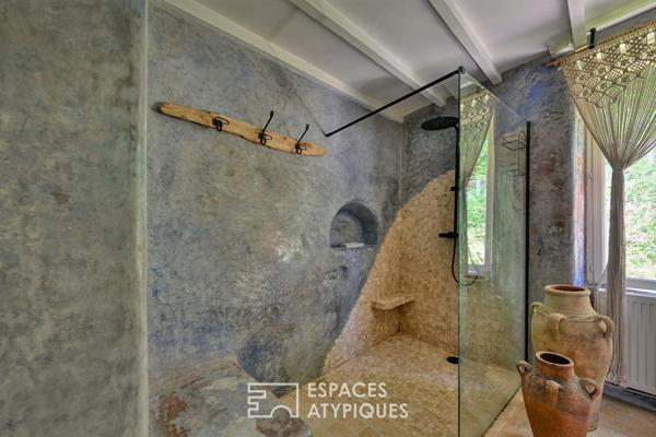 Maison de village de caractère avec terrasses, jardin et caves voûtées
