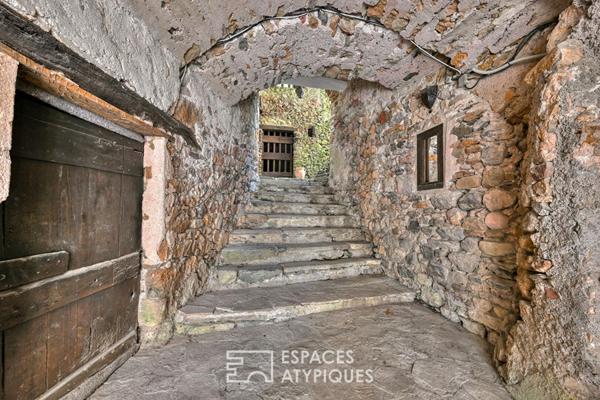 Maison de village de caractère avec terrasses, jardin et caves voûtées