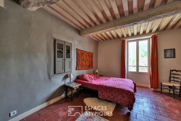 Maison de village de caractère avec terrasses, jardin et caves voûtées