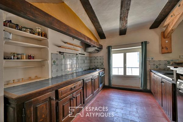 Maison de village de caractère avec terrasses, jardin et caves voûtées