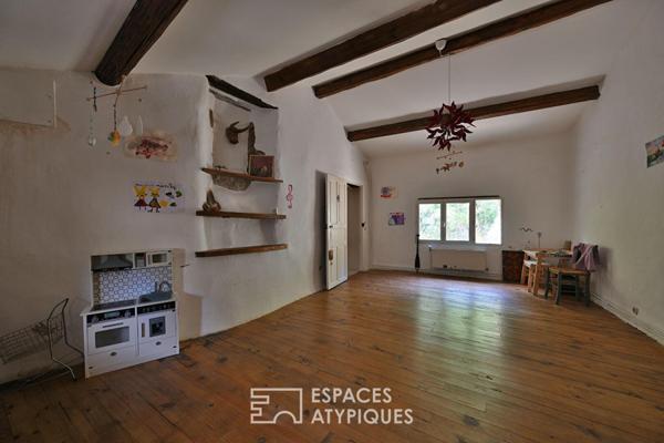 Maison de village de caractère avec terrasses, jardin et caves voûtées