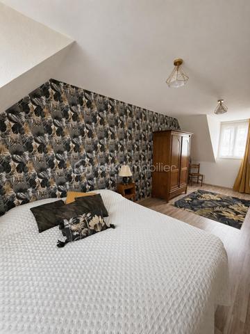 À seulement 7 minutes de Gisors, au calme de Bazincourt-sur-Epte, cette maison de 153 m² offre un cadre de vie spacieux et lumineux, parfaitement entretenu.

REZ-DE-CHAUSSÉE :

Dès l'entrée, un placard de rangement accueille vos affaires. Vous accédez ensuite à un grand salon séjour baigné de lumière naturelle, équipé d'une cheminée avec insert. Cette pièce de vie s'ouvre sur une terrasse sans vis-à-vis, véritable atout pour profiter de l'extérieur en toute tranquillité. Le rez-de-chaussée comprend également une première chambre dotée d'une douche privative, offrant confort et autonomie. Un WC séparé complète ce niveau.

ÉTAGE :

L'étage se compose d'un grand palier desservant quatre chambres de belles dimensions, dont une particulièrement spacieuse. Une grande salle de bain ainsi qu'une mezzanine, pouvant servir d'espace bureau ou détente, complètent cet étage. L'agencement permet à chacun de bénéficier de son intimité.

ÉQUIPEMENTS ET ANNEXES :

La maison est équipée de volets électriques solaires, alliant modernité et économies d'énergie. Le garage est accessible directement depuis l'intérieur, pour un confort au quotidien. Une buanderie dédiée facilite l'organisation de la vie domestique.

EXTÉRIEUR :

Le bien repose sur un terrain de 1250 m², offrant de belles perspectives d'aménagement extérieur et permettant de profiter pleinement de la vie en plein air.

ENVIRONNEMENT :

Bazincourt-sur-Epte bénéficie d'un environnement calme et verdoyant, tout en restant à proximité immédiate de Gisors et de ses commodités : commerces, écoles, transports. Un emplacement recherché pour allier tranquillité et accessibilité.

Une maison fonctionnelle, lumineuse et spacieuse, dans un cadre de vie agréable.

Contactez Andrea Collard, votre mandataire BSK Immobilier, pour organiser une visite.