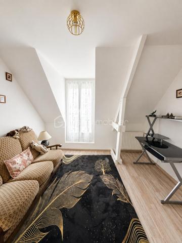 À seulement 7 minutes de Gisors, au calme de Bazincourt-sur-Epte, cette maison de 153 m² offre un cadre de vie spacieux et lumineux, parfaitement entretenu.

REZ-DE-CHAUSSÉE :

Dès l'entrée, un placard de rangement accueille vos affaires. Vous accédez ensuite à un grand salon séjour baigné de lumière naturelle, équipé d'une cheminée avec insert. Cette pièce de vie s'ouvre sur une terrasse sans vis-à-vis, véritable atout pour profiter de l'extérieur en toute tranquillité. Le rez-de-chaussée comprend également une première chambre dotée d'une douche privative, offrant confort et autonomie. Un WC séparé complète ce niveau.

ÉTAGE :

L'étage se compose d'un grand palier desservant quatre chambres de belles dimensions, dont une particulièrement spacieuse. Une grande salle de bain ainsi qu'une mezzanine, pouvant servir d'espace bureau ou détente, complètent cet étage. L'agencement permet à chacun de bénéficier de son intimité.

ÉQUIPEMENTS ET ANNEXES :

La maison est équipée de volets électriques solaires, alliant modernité et économies d'énergie. Le garage est accessible directement depuis l'intérieur, pour un confort au quotidien. Une buanderie dédiée facilite l'organisation de la vie domestique.

EXTÉRIEUR :

Le bien repose sur un terrain de 1250 m², offrant de belles perspectives d'aménagement extérieur et permettant de profiter pleinement de la vie en plein air.

ENVIRONNEMENT :

Bazincourt-sur-Epte bénéficie d'un environnement calme et verdoyant, tout en restant à proximité immédiate de Gisors et de ses commodités : commerces, écoles, transports. Un emplacement recherché pour allier tranquillité et accessibilité.

Une maison fonctionnelle, lumineuse et spacieuse, dans un cadre de vie agréable.

Contactez Andrea Collard, votre mandataire BSK Immobilier, pour organiser une visite.