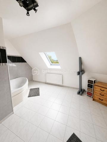 À seulement 7 minutes de Gisors, au calme de Bazincourt-sur-Epte, cette maison de 153 m² offre un cadre de vie spacieux et lumineux, parfaitement entretenu.

REZ-DE-CHAUSSÉE :

Dès l'entrée, un placard de rangement accueille vos affaires. Vous accédez ensuite à un grand salon séjour baigné de lumière naturelle, équipé d'une cheminée avec insert. Cette pièce de vie s'ouvre sur une terrasse sans vis-à-vis, véritable atout pour profiter de l'extérieur en toute tranquillité. Le rez-de-chaussée comprend également une première chambre dotée d'une douche privative, offrant confort et autonomie. Un WC séparé complète ce niveau.

ÉTAGE :

L'étage se compose d'un grand palier desservant quatre chambres de belles dimensions, dont une particulièrement spacieuse. Une grande salle de bain ainsi qu'une mezzanine, pouvant servir d'espace bureau ou détente, complètent cet étage. L'agencement permet à chacun de bénéficier de son intimité.

ÉQUIPEMENTS ET ANNEXES :

La maison est équipée de volets électriques solaires, alliant modernité et économies d'énergie. Le garage est accessible directement depuis l'intérieur, pour un confort au quotidien. Une buanderie dédiée facilite l'organisation de la vie domestique.

EXTÉRIEUR :

Le bien repose sur un terrain de 1250 m², offrant de belles perspectives d'aménagement extérieur et permettant de profiter pleinement de la vie en plein air.

ENVIRONNEMENT :

Bazincourt-sur-Epte bénéficie d'un environnement calme et verdoyant, tout en restant à proximité immédiate de Gisors et de ses commodités : commerces, écoles, transports. Un emplacement recherché pour allier tranquillité et accessibilité.

Une maison fonctionnelle, lumineuse et spacieuse, dans un cadre de vie agréable.

Contactez Andrea Collard, votre mandataire BSK Immobilier, pour organiser une visite.