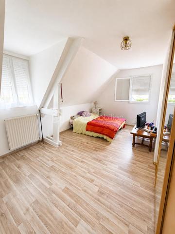 À seulement 7 minutes de Gisors, au calme de Bazincourt-sur-Epte, cette maison de 153 m² offre un cadre de vie spacieux et lumineux, parfaitement entretenu.

REZ-DE-CHAUSSÉE :

Dès l'entrée, un placard de rangement accueille vos affaires. Vous accédez ensuite à un grand salon séjour baigné de lumière naturelle, équipé d'une cheminée avec insert. Cette pièce de vie s'ouvre sur une terrasse sans vis-à-vis, véritable atout pour profiter de l'extérieur en toute tranquillité. Le rez-de-chaussée comprend également une première chambre dotée d'une douche privative, offrant confort et autonomie. Un WC séparé complète ce niveau.

ÉTAGE :

L'étage se compose d'un grand palier desservant quatre chambres de belles dimensions, dont une particulièrement spacieuse. Une grande salle de bain ainsi qu'une mezzanine, pouvant servir d'espace bureau ou détente, complètent cet étage. L'agencement permet à chacun de bénéficier de son intimité.

ÉQUIPEMENTS ET ANNEXES :

La maison est équipée de volets électriques solaires, alliant modernité et économies d'énergie. Le garage est accessible directement depuis l'intérieur, pour un confort au quotidien. Une buanderie dédiée facilite l'organisation de la vie domestique.

EXTÉRIEUR :

Le bien repose sur un terrain de 1250 m², offrant de belles perspectives d'aménagement extérieur et permettant de profiter pleinement de la vie en plein air.

ENVIRONNEMENT :

Bazincourt-sur-Epte bénéficie d'un environnement calme et verdoyant, tout en restant à proximité immédiate de Gisors et de ses commodités : commerces, écoles, transports. Un emplacement recherché pour allier tranquillité et accessibilité.

Une maison fonctionnelle, lumineuse et spacieuse, dans un cadre de vie agréable.

Contactez Andrea Collard, votre mandataire BSK Immobilier, pour organiser une visite.