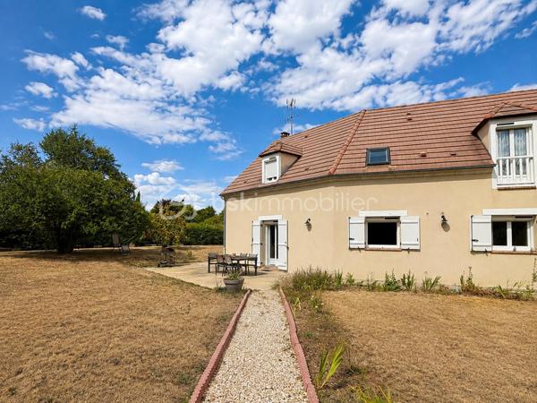 À seulement 7 minutes de Gisors, au calme de Bazincourt-sur-Epte, cette maison de 153 m² offre un cadre de vie spacieux et lumineux, parfaitement entretenu.

REZ-DE-CHAUSSÉE :

Dès l'entrée, un placard de rangement accueille vos affaires. Vous accédez ensuite à un grand salon séjour baigné de lumière naturelle, équipé d'une cheminée avec insert. Cette pièce de vie s'ouvre sur une terrasse sans vis-à-vis, véritable atout pour profiter de l'extérieur en toute tranquillité. Le rez-de-chaussée comprend également une première chambre dotée d'une douche privative, offrant confort et autonomie. Un WC séparé complète ce niveau.

ÉTAGE :

L'étage se compose d'un grand palier desservant quatre chambres de belles dimensions, dont une particulièrement spacieuse. Une grande salle de bain ainsi qu'une mezzanine, pouvant servir d'espace bureau ou détente, complètent cet étage. L'agencement permet à chacun de bénéficier de son intimité.

ÉQUIPEMENTS ET ANNEXES :

La maison est équipée de volets électriques solaires, alliant modernité et économies d'énergie. Le garage est accessible directement depuis l'intérieur, pour un confort au quotidien. Une buanderie dédiée facilite l'organisation de la vie domestique.

EXTÉRIEUR :

Le bien repose sur un terrain de 1250 m², offrant de belles perspectives d'aménagement extérieur et permettant de profiter pleinement de la vie en plein air.

ENVIRONNEMENT :

Bazincourt-sur-Epte bénéficie d'un environnement calme et verdoyant, tout en restant à proximité immédiate de Gisors et de ses commodités : commerces, écoles, transports. Un emplacement recherché pour allier tranquillité et accessibilité.

Une maison fonctionnelle, lumineuse et spacieuse, dans un cadre de vie agréable.

Contactez Andrea Collard, votre mandataire BSK Immobilier, pour organiser une visite.