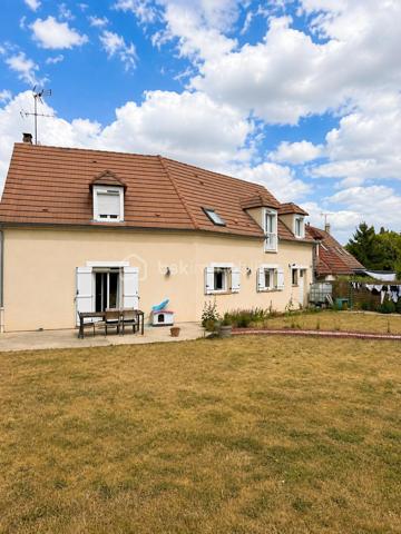 À seulement 7 minutes de Gisors, au calme de Bazincourt-sur-Epte, cette maison de 153 m² offre un cadre de vie spacieux et lumineux, parfaitement entretenu.

REZ-DE-CHAUSSÉE :

Dès l'entrée, un placard de rangement accueille vos affaires. Vous accédez ensuite à un grand salon séjour baigné de lumière naturelle, équipé d'une cheminée avec insert. Cette pièce de vie s'ouvre sur une terrasse sans vis-à-vis, véritable atout pour profiter de l'extérieur en toute tranquillité. Le rez-de-chaussée comprend également une première chambre dotée d'une douche privative, offrant confort et autonomie. Un WC séparé complète ce niveau.

ÉTAGE :

L'étage se compose d'un grand palier desservant quatre chambres de belles dimensions, dont une particulièrement spacieuse. Une grande salle de bain ainsi qu'une mezzanine, pouvant servir d'espace bureau ou détente, complètent cet étage. L'agencement permet à chacun de bénéficier de son intimité.

ÉQUIPEMENTS ET ANNEXES :

La maison est équipée de volets électriques solaires, alliant modernité et économies d'énergie. Le garage est accessible directement depuis l'intérieur, pour un confort au quotidien. Une buanderie dédiée facilite l'organisation de la vie domestique.

EXTÉRIEUR :

Le bien repose sur un terrain de 1250 m², offrant de belles perspectives d'aménagement extérieur et permettant de profiter pleinement de la vie en plein air.

ENVIRONNEMENT :

Bazincourt-sur-Epte bénéficie d'un environnement calme et verdoyant, tout en restant à proximité immédiate de Gisors et de ses commodités : commerces, écoles, transports. Un emplacement recherché pour allier tranquillité et accessibilité.

Une maison fonctionnelle, lumineuse et spacieuse, dans un cadre de vie agréable.

Contactez Andrea Collard, votre mandataire BSK Immobilier, pour organiser une visite.