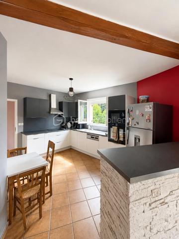 À seulement 7 minutes de Gisors, au calme de Bazincourt-sur-Epte, cette maison de 153 m² offre un cadre de vie spacieux et lumineux, parfaitement entretenu.

REZ-DE-CHAUSSÉE :

Dès l'entrée, un placard de rangement accueille vos affaires. Vous accédez ensuite à un grand salon séjour baigné de lumière naturelle, équipé d'une cheminée avec insert. Cette pièce de vie s'ouvre sur une terrasse sans vis-à-vis, véritable atout pour profiter de l'extérieur en toute tranquillité. Le rez-de-chaussée comprend également une première chambre dotée d'une douche privative, offrant confort et autonomie. Un WC séparé complète ce niveau.

ÉTAGE :

L'étage se compose d'un grand palier desservant quatre chambres de belles dimensions, dont une particulièrement spacieuse. Une grande salle de bain ainsi qu'une mezzanine, pouvant servir d'espace bureau ou détente, complètent cet étage. L'agencement permet à chacun de bénéficier de son intimité.

ÉQUIPEMENTS ET ANNEXES :

La maison est équipée de volets électriques solaires, alliant modernité et économies d'énergie. Le garage est accessible directement depuis l'intérieur, pour un confort au quotidien. Une buanderie dédiée facilite l'organisation de la vie domestique.

EXTÉRIEUR :

Le bien repose sur un terrain de 1250 m², offrant de belles perspectives d'aménagement extérieur et permettant de profiter pleinement de la vie en plein air.

ENVIRONNEMENT :

Bazincourt-sur-Epte bénéficie d'un environnement calme et verdoyant, tout en restant à proximité immédiate de Gisors et de ses commodités : commerces, écoles, transports. Un emplacement recherché pour allier tranquillité et accessibilité.

Une maison fonctionnelle, lumineuse et spacieuse, dans un cadre de vie agréable.

Contactez Andrea Collard, votre mandataire BSK Immobilier, pour organiser une visite.
