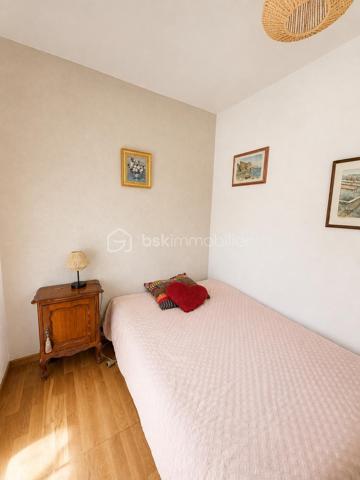 À seulement 7 minutes de Gisors, au calme de Bazincourt-sur-Epte, cette maison de 153 m² offre un cadre de vie spacieux et lumineux, parfaitement entretenu.

REZ-DE-CHAUSSÉE :

Dès l'entrée, un placard de rangement accueille vos affaires. Vous accédez ensuite à un grand salon séjour baigné de lumière naturelle, équipé d'une cheminée avec insert. Cette pièce de vie s'ouvre sur une terrasse sans vis-à-vis, véritable atout pour profiter de l'extérieur en toute tranquillité. Le rez-de-chaussée comprend également une première chambre dotée d'une douche privative, offrant confort et autonomie. Un WC séparé complète ce niveau.

ÉTAGE :

L'étage se compose d'un grand palier desservant quatre chambres de belles dimensions, dont une particulièrement spacieuse. Une grande salle de bain ainsi qu'une mezzanine, pouvant servir d'espace bureau ou détente, complètent cet étage. L'agencement permet à chacun de bénéficier de son intimité.

ÉQUIPEMENTS ET ANNEXES :

La maison est équipée de volets électriques solaires, alliant modernité et économies d'énergie. Le garage est accessible directement depuis l'intérieur, pour un confort au quotidien. Une buanderie dédiée facilite l'organisation de la vie domestique.

EXTÉRIEUR :

Le bien repose sur un terrain de 1250 m², offrant de belles perspectives d'aménagement extérieur et permettant de profiter pleinement de la vie en plein air.

ENVIRONNEMENT :

Bazincourt-sur-Epte bénéficie d'un environnement calme et verdoyant, tout en restant à proximité immédiate de Gisors et de ses commodités : commerces, écoles, transports. Un emplacement recherché pour allier tranquillité et accessibilité.

Une maison fonctionnelle, lumineuse et spacieuse, dans un cadre de vie agréable.

Contactez Andrea Collard, votre mandataire BSK Immobilier, pour organiser une visite.