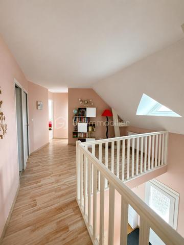 À seulement 7 minutes de Gisors, au calme de Bazincourt-sur-Epte, cette maison de 153 m² offre un cadre de vie spacieux et lumineux, parfaitement entretenu.

REZ-DE-CHAUSSÉE :

Dès l'entrée, un placard de rangement accueille vos affaires. Vous accédez ensuite à un grand salon séjour baigné de lumière naturelle, équipé d'une cheminée avec insert. Cette pièce de vie s'ouvre sur une terrasse sans vis-à-vis, véritable atout pour profiter de l'extérieur en toute tranquillité. Le rez-de-chaussée comprend également une première chambre dotée d'une douche privative, offrant confort et autonomie. Un WC séparé complète ce niveau.

ÉTAGE :

L'étage se compose d'un grand palier desservant quatre chambres de belles dimensions, dont une particulièrement spacieuse. Une grande salle de bain ainsi qu'une mezzanine, pouvant servir d'espace bureau ou détente, complètent cet étage. L'agencement permet à chacun de bénéficier de son intimité.

ÉQUIPEMENTS ET ANNEXES :

La maison est équipée de volets électriques solaires, alliant modernité et économies d'énergie. Le garage est accessible directement depuis l'intérieur, pour un confort au quotidien. Une buanderie dédiée facilite l'organisation de la vie domestique.

EXTÉRIEUR :

Le bien repose sur un terrain de 1250 m², offrant de belles perspectives d'aménagement extérieur et permettant de profiter pleinement de la vie en plein air.

ENVIRONNEMENT :

Bazincourt-sur-Epte bénéficie d'un environnement calme et verdoyant, tout en restant à proximité immédiate de Gisors et de ses commodités : commerces, écoles, transports. Un emplacement recherché pour allier tranquillité et accessibilité.

Une maison fonctionnelle, lumineuse et spacieuse, dans un cadre de vie agréable.

Contactez Andrea Collard, votre mandataire BSK Immobilier, pour organiser une visite.