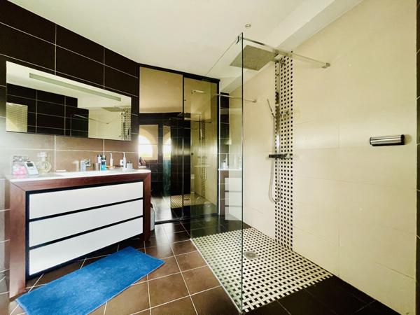 Villa méditerranéenne - piscine, patio et potentiel indépendant