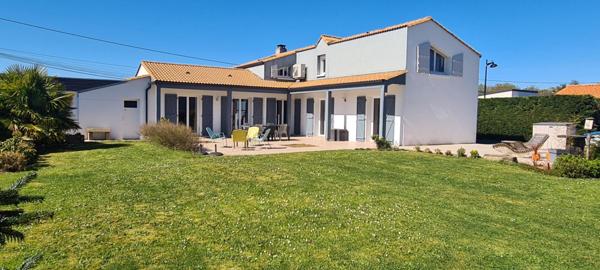 Maison Gorges 6 pièces 156.56 M²  (175.41 M² utile). 4 Chs . 2 bureaux . T 1200 M² . Garage . Abri