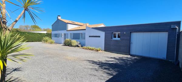 Maison Gorges 6 pièces 156.56 M²  (175.41 M² utile). 4 Chs . 2 bureaux . T 1200 M² . Garage . Abri