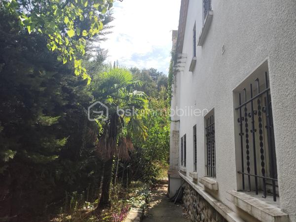 Cette jolie maison des années 70 de 167m2 se compose de 5 chambres, un salon salle à manger, une cuisine, deux salle de bain/d'eau, un garage et un jardin arboré. La maison est sans vis-à-vis grâce à de nombreux arbres et proche des commodités et écoles et offre une jolie vue sur les montagnes.