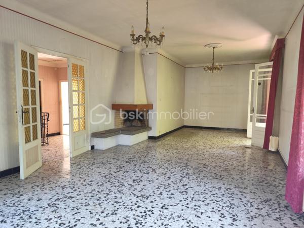 Cette jolie maison des années 70 de 167m2 se compose de 5 chambres, un salon salle à manger, une cuisine, deux salle de bain/d'eau, un garage et un jardin arboré. La maison est sans vis-à-vis grâce à de nombreux arbres et proche des commodités et écoles et offre une jolie vue sur les montagnes.